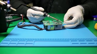 男人焊接芯片视频素材模板下载