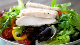 健康新鲜的蔬菜沙拉配水煮鸡胸肉视频素材模板下载