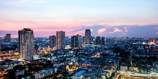 曼谷天际线城市景观，现代建筑，高速公路交通运输黄昏在曼谷