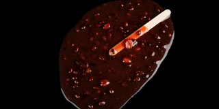 红豆冰棒在黑色背景下融化