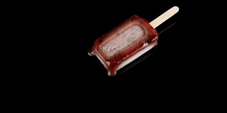 rstudio拍摄的红豆冰棒在黑色背景上融化的反转