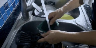 厨房水槽:清洗厨房用具