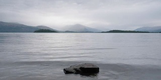 穆迪湖湖泊大气水灰色快速云Lomond苏格兰高地景观景色户外苏格兰时间流逝uk