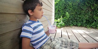 男孩喝草莓奶昔