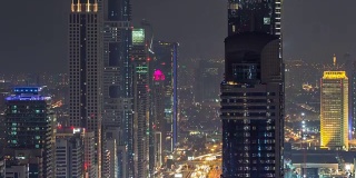 迪拜市中心夜晚时光流逝的现代塔楼从顶层俯瞰迪拜，阿拉伯联合酋长国