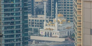 在阿联酋迪拜的迪拜码头上，摩天大楼之间的Al Raheem清真寺