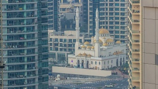 在阿联酋迪拜的迪拜码头上，摩天大楼之间的Al Raheem清真寺视频素材模板下载