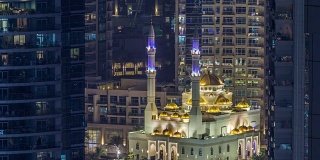 在阿联酋迪拜的迪拜码头上，Al Raheem清真寺在摩天大楼之间，昼夜交替
