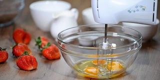 将鸡蛋放入碗中，用搅拌器打匀。