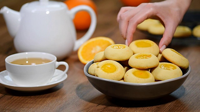 橘子饼干和一杯茶。