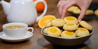 橘子饼干和一杯茶。
