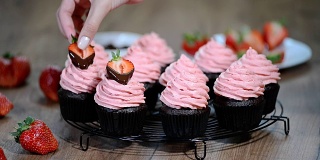 草莓奶油巧克力小蛋糕。