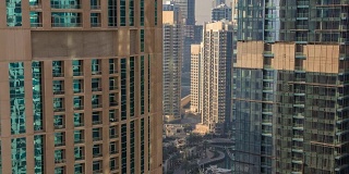 迪拜的天际线和摩天大楼在迪拜码头的时间流逝