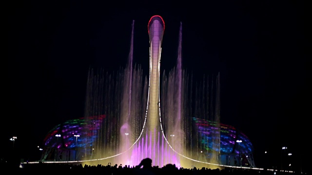 美丽的音乐灯光喷泉。在索契唱歌的喷泉。