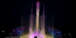 美丽的音乐灯光喷泉。在索契唱歌的喷泉。