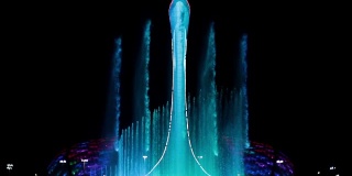 在索契唱歌的喷泉。美丽的音乐灯光喷泉。