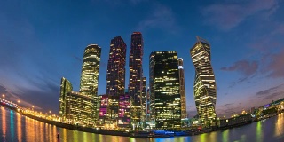 莫斯科城市天际线白天黑夜在商业中心区和莫斯科河，莫斯科俄罗斯4K时间流逝