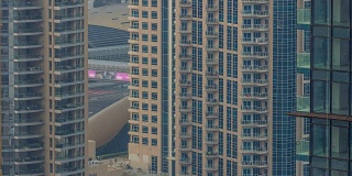 迪拜的天际线和摩天大楼，从上面可以看到迪拜码头的夜晚和白天