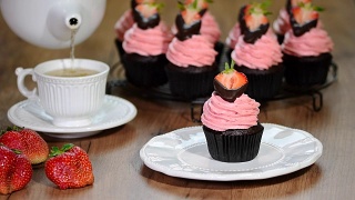 草莓奶油巧克力小蛋糕。视频素材模板下载