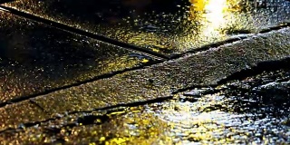 在潮湿的街道上，无缝的警示灯反射环