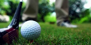 慢动作:高尔夫球手站在你击球前