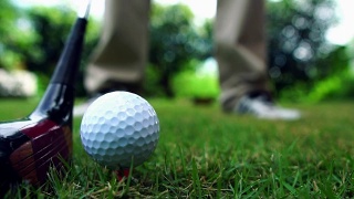 慢动作:高尔夫球手站在你击球前视频素材模板下载