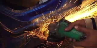 金属工人在汽车车身修理厂打磨，4k