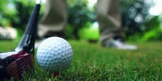 慢动作:高尔夫球手站在你击球前