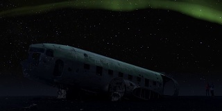冰岛dc-3飞机残骸上空的北极光