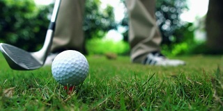 慢动作:高尔夫球手在击中真正的准确度之前，在空中打高尔夫球