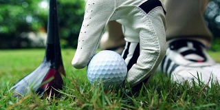 慢动作:高尔夫球手正在放高尔夫球
