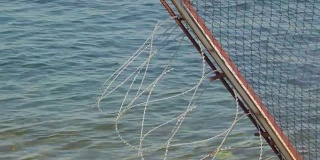 在靠近礁石的港口一侧的铁丝网