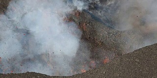 炽热的岩浆、气体、蒸汽和灰烬从活火山火山口喷发出来