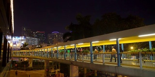 在香港市中心的天桥上行走的行人