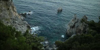 科孚岛的海浪拍打着岩石