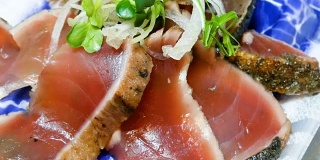生金枪鱼，金枪鱼寿司和传统的日本菜沙拉切片