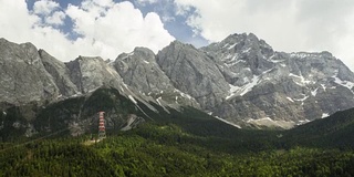 时间流逝云漂浮在德国最高的山附近的湖Eibsee在巴伐利亚阿尔卑斯旅游旅游旅游徒步旅行风景优美的自然景观