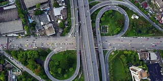 鸟瞰图无限高速公路立交桥与繁忙的城市交通在道路上超速行驶