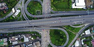 鸟瞰图无限高速公路立交桥与繁忙的城市交通在道路上超速行驶