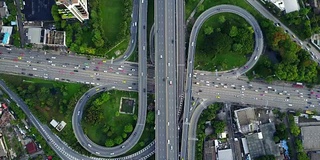 鸟瞰图无限高速公路立交桥与繁忙的城市交通在道路上超速行驶