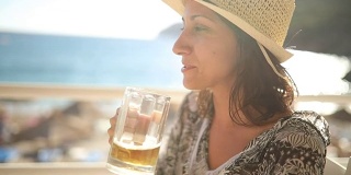 度假时开怀大笑，喝啤酒的女人