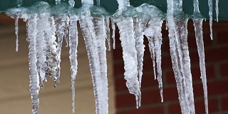 冰柱冻结了冬天融化的冰
