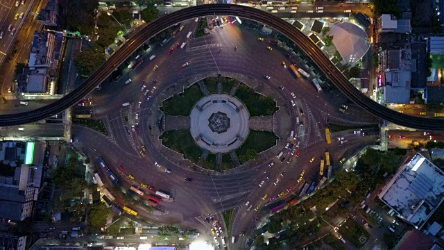 鸟瞰图巨大的环岛和交通灯在胜利纪念碑晚上在曼谷，泰国