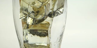 苏打水装在玻璃杯里，冰通过管子喝。白色背景。Ckose起来
