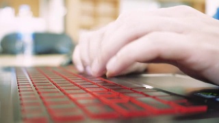 手在笔记本电脑键盘上打字，特写视频素材模板下载