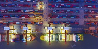 船厂集装箱货轮及货物工作起重机桥的物流运输