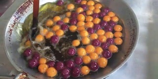 用热油在大平底锅里煮鹌鹑糖蛋或海龟蛋糖果，这是泰国传统的点心，由木薯粉和红薯制成。4 k。