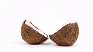 两个成熟的椰子与美味的果肉旋转在白色孤立的背景。Loopable无缝视频素材模板下载