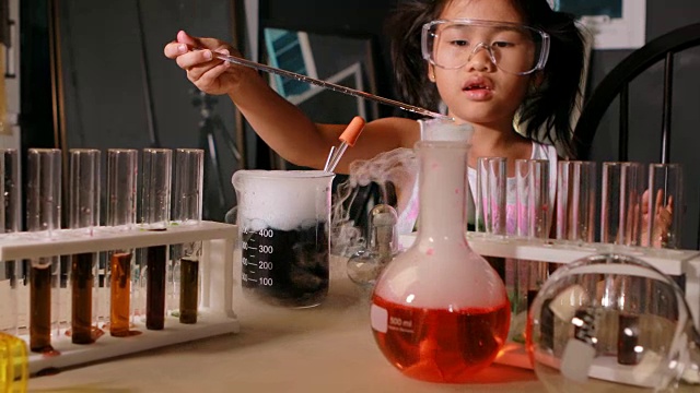 亚洲儿童在科学测试实验室