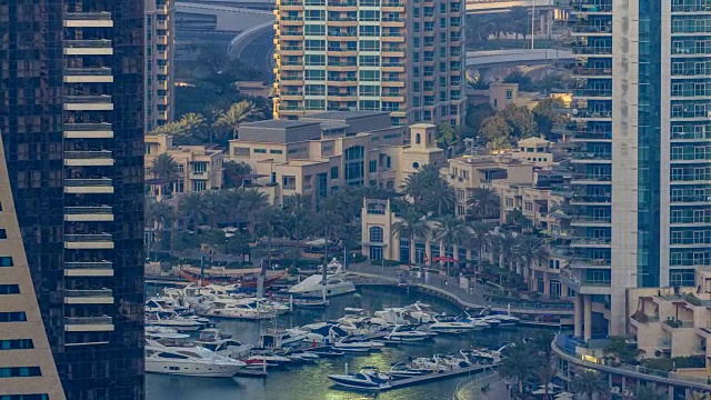 长廊和运河在迪拜码头周围的豪华摩天大楼和游艇，阿拉伯联合酋长国